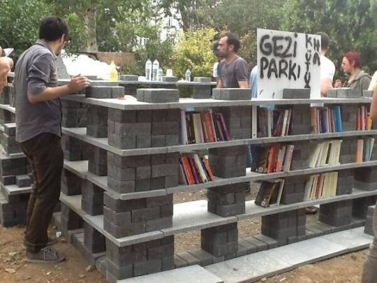 Libreria improvisada en parque Gezi